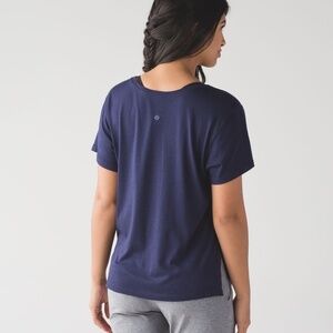 2 Lululemon Jericho Crew Short Sleeve Deep Indigo and White